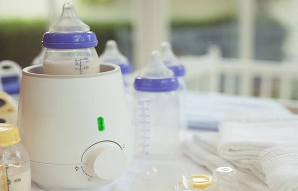 Rã đông sữa mẹ bằng máy hâm sữa hoặc trong bát nước ấm