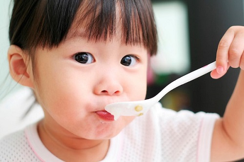 Thiết lập cho trẻ thói quen ăn đúng giờ cùng các kỹ năng ăn uống là một trong các yếu tố nòng cốt của viện ăn dặm