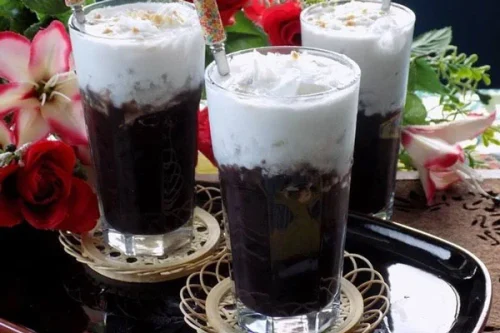 Để tạo ra một loại đồ uống ngon và bổ dưỡng, chè đậu đen có thể được kết hợp với sữa và đường